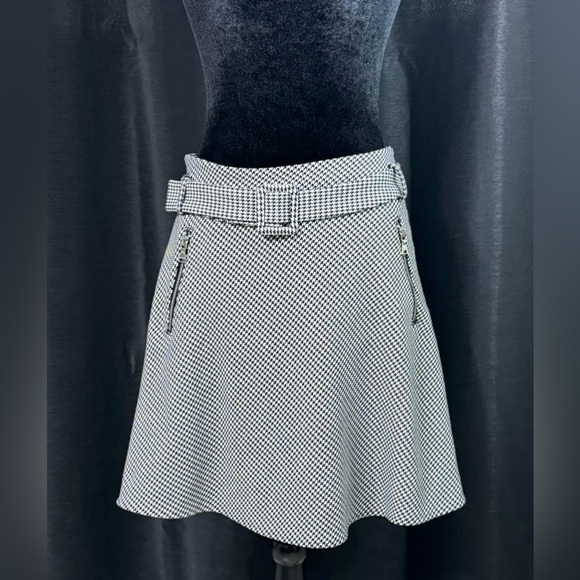 Express- Houndstooth, Mini Skirt with belt, Zip pockets, Side Zipper- Size 6 - Picture 4 of 7